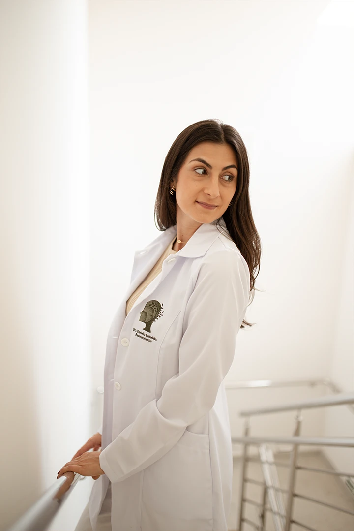 Dra. Daniella Baltadakis em atendimento no consultório